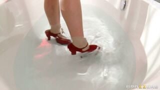 Jenna Ross having fun and pissing in the bath