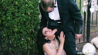 Tiffany Tyler sucks his large cock in the park