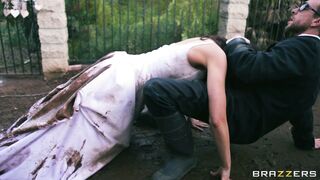 Tiffany Tyler sucks his large cock in the park