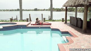 Little Bella Bellz shows her ass off in a bikini outside