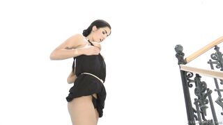 Raven beauty Loren Minardi jams a toy up her ass