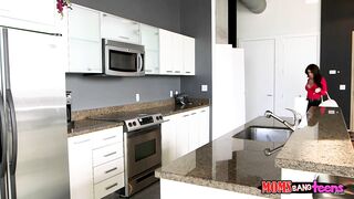 Bimbo MILF Jamie Valentine catches and joins Sophia Leone for 3way