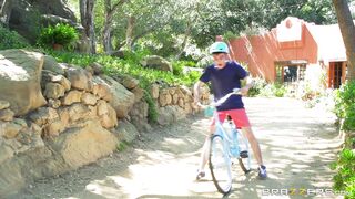 Busty MILF Veronica Avluv flashes little guy outdoors