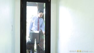 Jill Kassidy is fingering her wet pussy and kissing