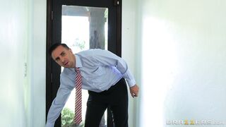 Jill Kassidy is fingering her wet pussy and kissing