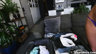 Jessa Rhodes is shaking her ass and massaging her pussy