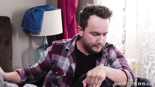 Reagan Foxx seduces a guy with her curvy body