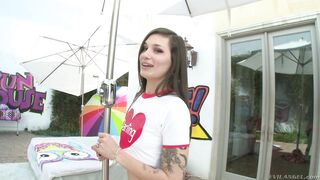 Outstanding brunette teen Luna Lovely demonstrates her butt