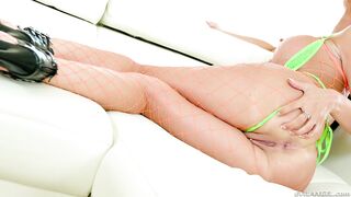 Mom Jasmine Jae in fishnet shows her round butt