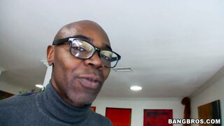 Amateur chick Madelyn Monroe receives an amazing facial