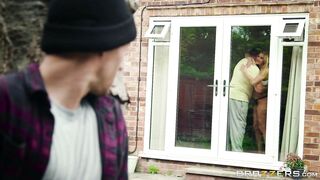 Dude spies on udressing blonde Jessa Rhodes