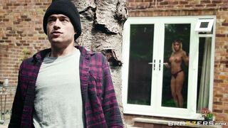 Dude spies on udressing blonde Jessa Rhodes