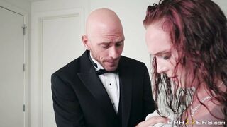 Alice Coxxx faced Johnny in the toiled and gave handjob