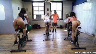 Rose Monroe does sport on the exercise bike and shows her ass