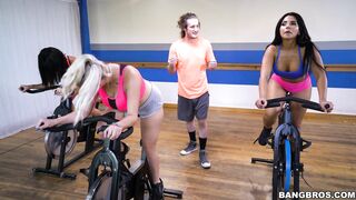 Rose Monroe does sport on the exercise bike and shows her ass