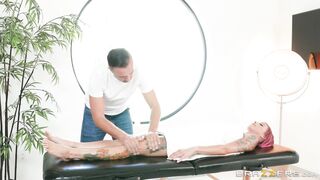 Bigtit MILF Anna Bell Peaks gets massaged on the table