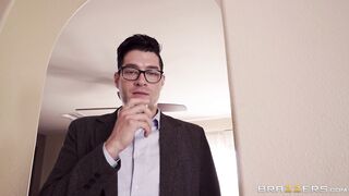 Busty bombshell Nicolette Shea takes the bath