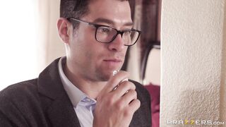 Busty bombshell Nicolette Shea takes the bath