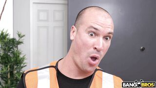 Gia Paige demonstrates her butt to seduce the guy