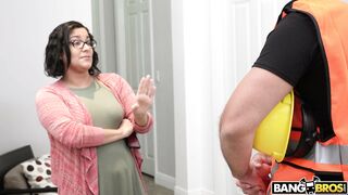 Gia Paige demonstrates her butt to seduce the guy