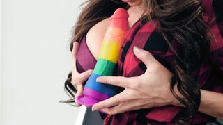 Madison Ivy demonstrates how to suck cock using a dildo