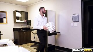 Busty hottie Blair Williams makes sexy slefies