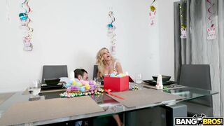 Jessa Rhodes gets her slit tongued inder the table