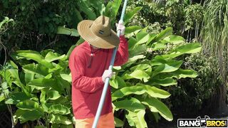 Cecilia Lion playing with herself on the bathtub