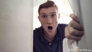 Kristall Rush tries clothes in the store and the seller spies on her