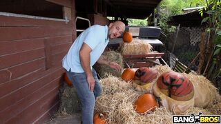 Rose Monroe and Valentina Jewels get their pussies banged