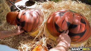 Rose Monroe and Valentina Jewels get their pussies banged