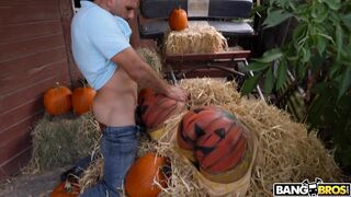 Rose Monroe and Valentina Jewels get their pussies banged