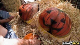 Rose Monroe and Valentina Jewels get their pussies banged