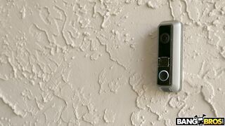 Ebony hottie Sarai Minx is playing with her pussy