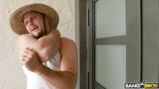 Ebony hottie Sarai Minx is playing with her pussy