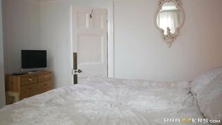 MILF Candy Alexa wants to fuck the plumber