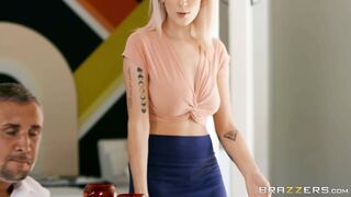 Blonde bombshell Casca Akashova gives hot blowjob