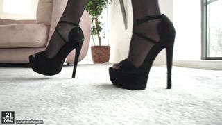 MILF Lilu Moon demonstrates her ass and legs