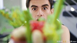 Sofia Rose is amazed by the size of Jordi's cock