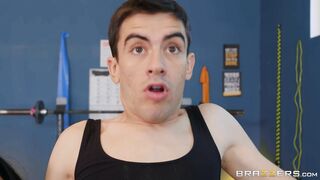 Sofia Rose is amazed by the size of Jordi's cock