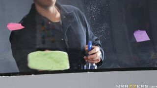 Halle Hayes gets her mouth and pussy fucked