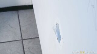 Ebony Osa Lovely is sucking the white cock through the glory hole