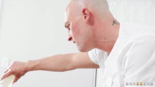 MILF Rachel Starr gets oiled and massaged