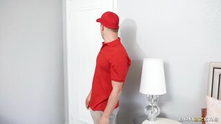 Codi Vore gives masterful blowjob to Van Wylde