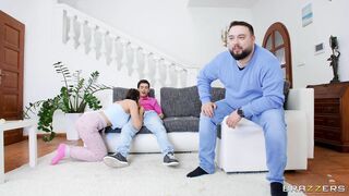 Jennifer Mendez gives sneakily blowjob