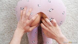 Jennifer Mendez gives sneakily blowjob