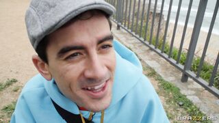 Jada Sparks shows off her pussy