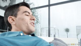 Valentina Nappi gives masterful blowjob to Jordi