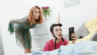 Veronica Leal is fucking dildo on Jordi's head