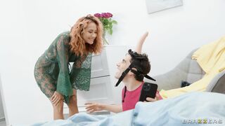 Veronica Leal is fucking dildo on Jordi's head